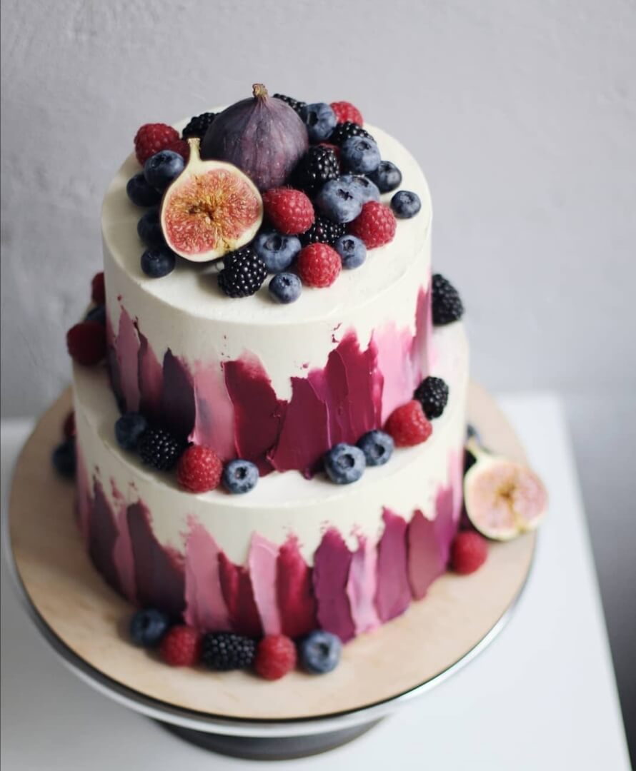 Торт украшенный инжиром и ягодами